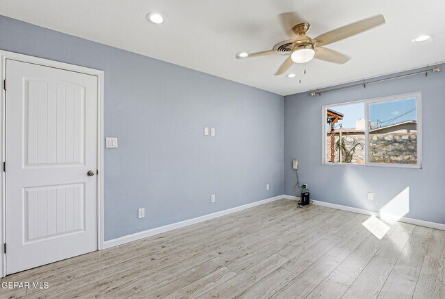 Building Photo - 5713 Creston Ave