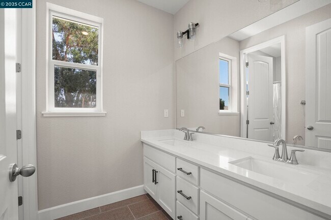 Building Photo - 3893 Villa Vista Pl