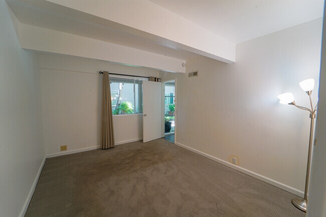 Building Photo - 320 Vía Casitas