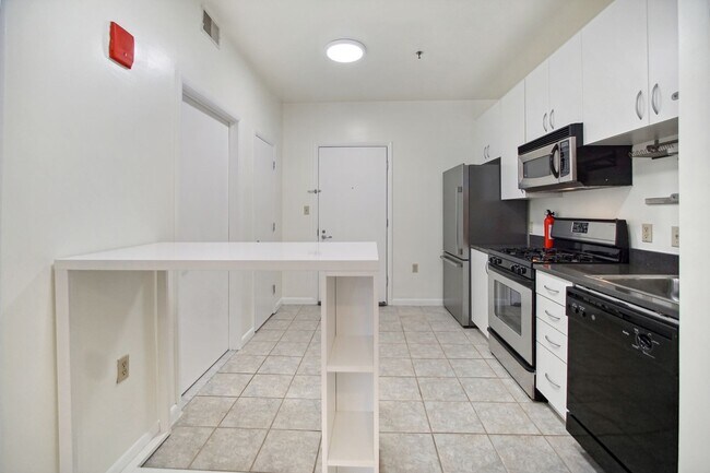 Building Photo - Logan Circle! //Professionally Managed & Recently Renovated // Studio  // Open Floor-Plan in a Mo...