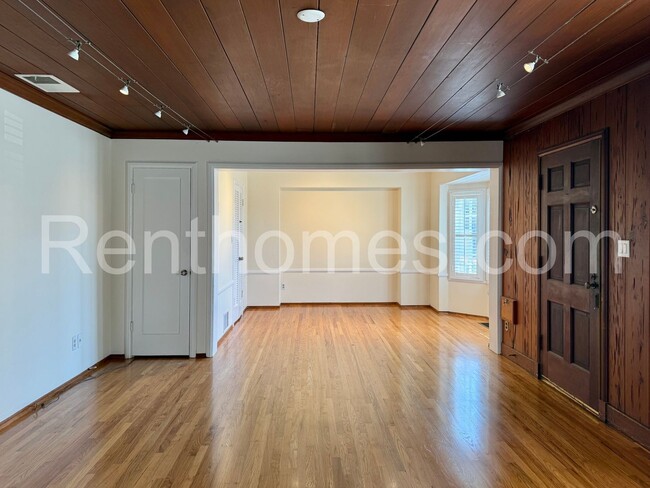 Building Photo - 2676 Narcissus Dr