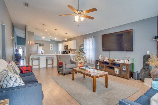 Building Photo - Spacious 3 Bedroom Home Minutes from Downtown Pensacola! Available February 1st