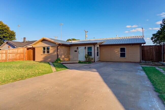 Building Photo - 4 Bed 3 Bath Pre-lease in Central Lubbock!!!