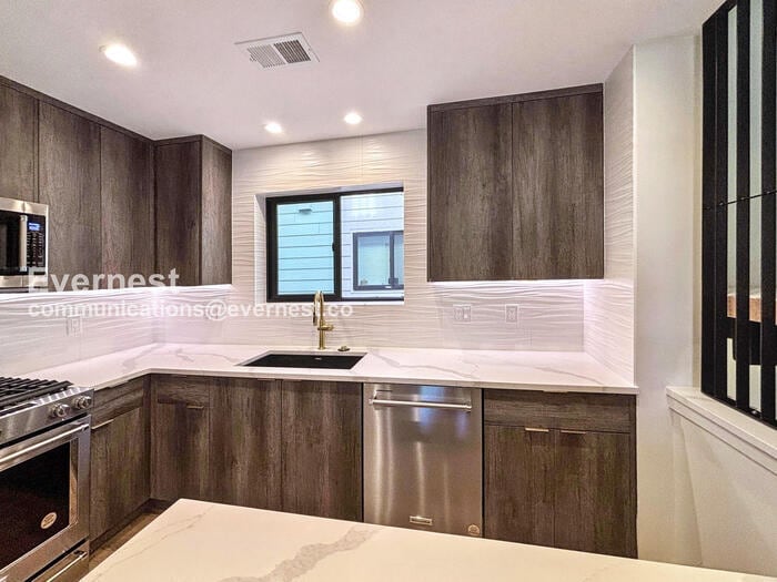 Building Photo - 2162 S Ash St