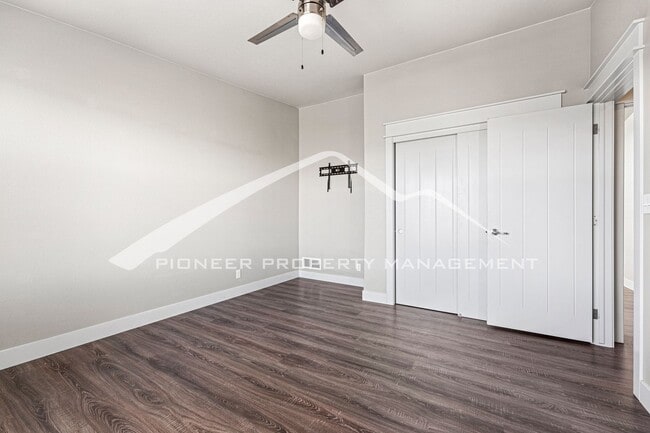 Building Photo - Beautiful Townhome with 2 Car Garage and Central A/C