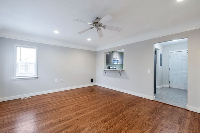 Building Photo - 6 month lease only no extensions Greenwood bungalow