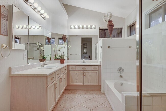 Building Photo - Henderson Single-Story Gem with Gas Firepl...