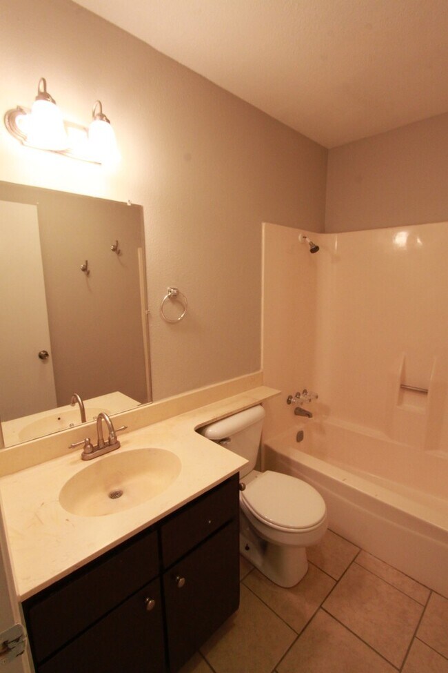 Building Photo - Southeast Austin Home with Vaulted Ceilings, Bonus Room & Private Backyard