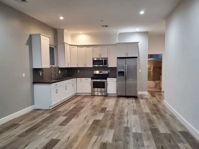 Building Photo - 4 bed 3 bath condo unit