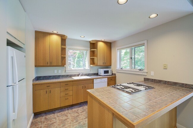 Building Photo - 1605 73rd Ave NE