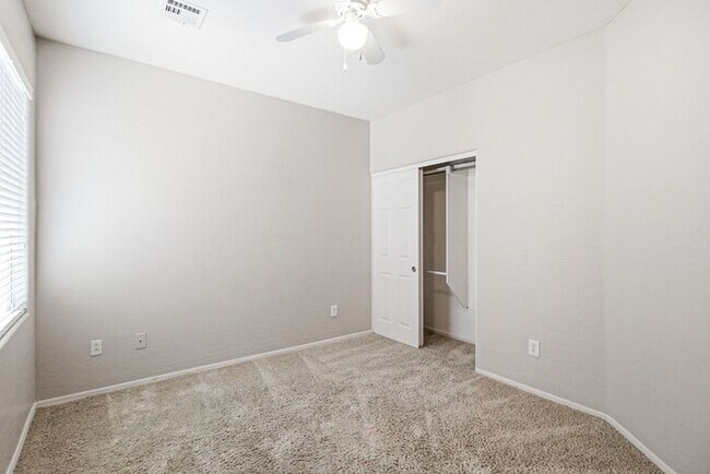 Building Photo - Beautiful townhouse for Rent!