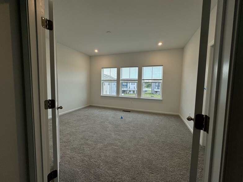 master bedroom - 509 Rosemary Cir