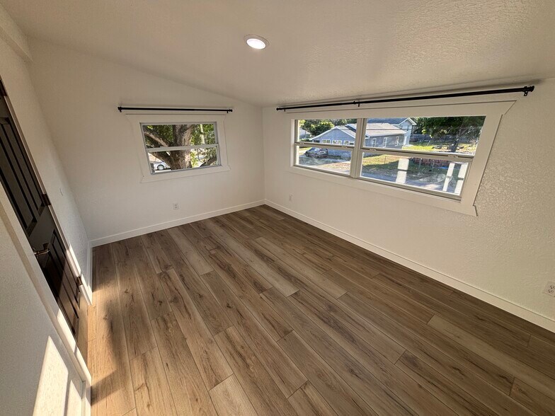 Building Photo - 150 S Nekoma Ave