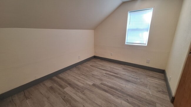 Building Photo - 4 bedroom 2.5 bath home with main level be...