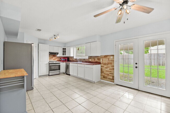 Building Photo - Charming Classic with a Big Backyard