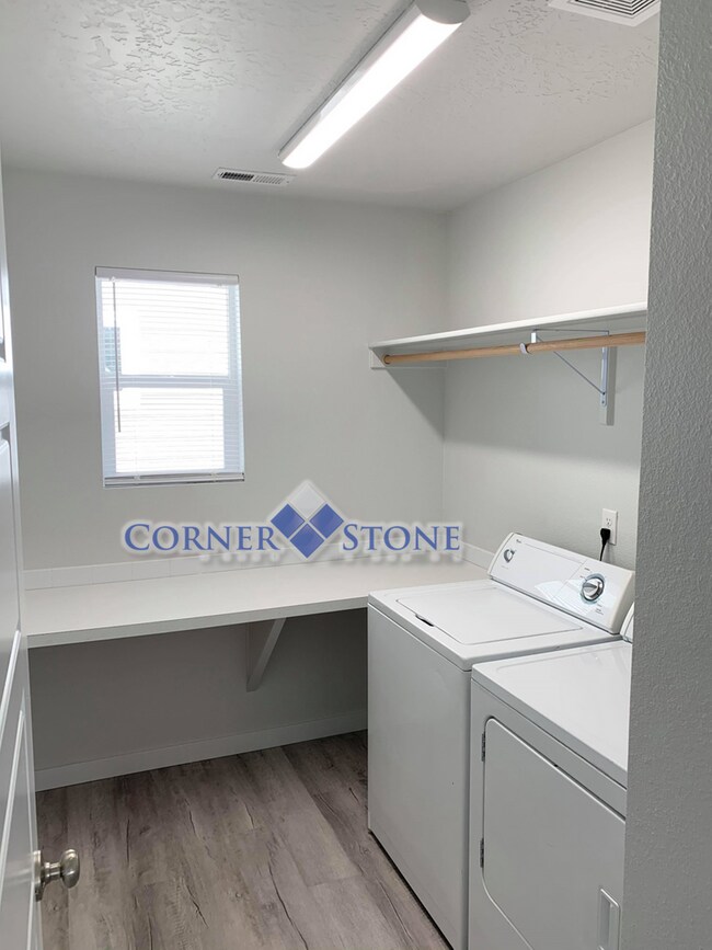 Building Photo - Like New Pet Friendly Home!