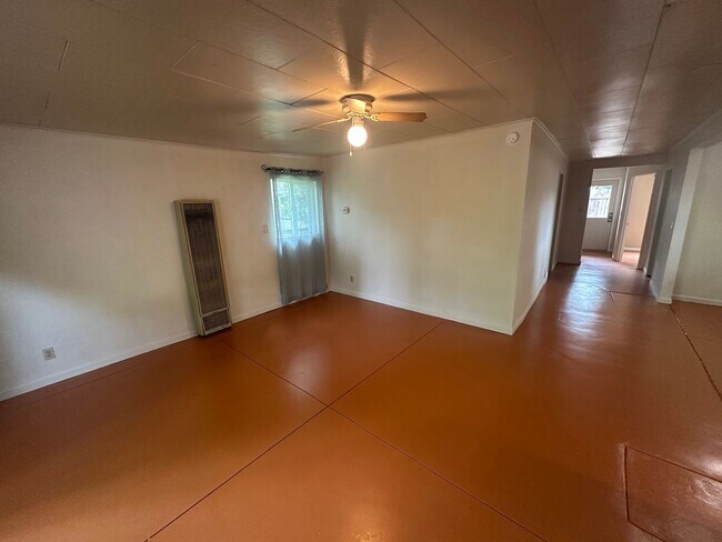 Building Photo - 2 BR w/ Bonus Room/Office
