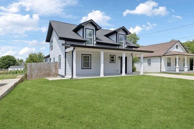 Building Photo - Beautifully Remodeled Home Just Minutes From Downtown Nashville