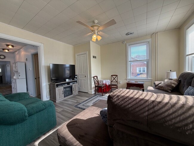 Building Photo - 400 Maple St