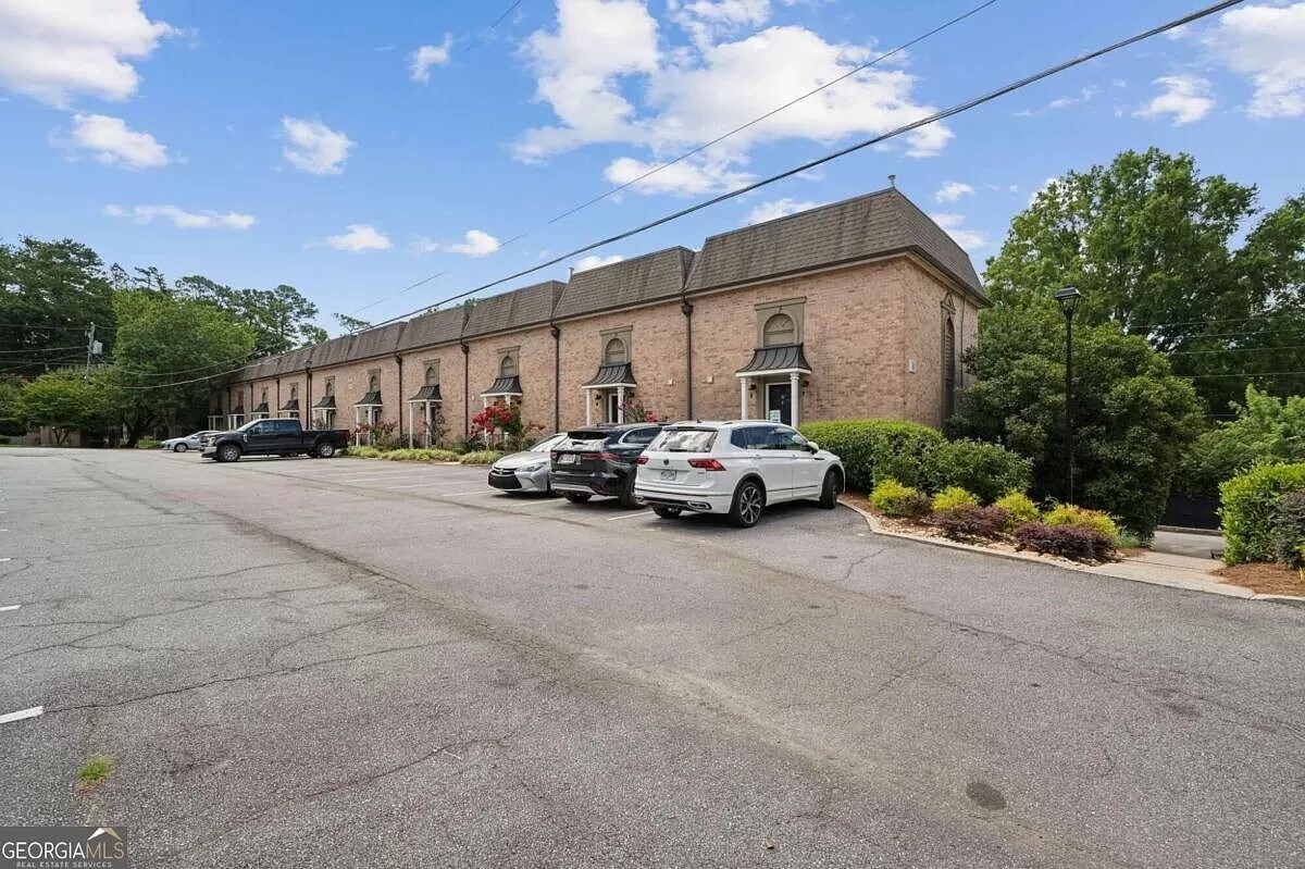 Building Photo - 6980 Roswell Rd