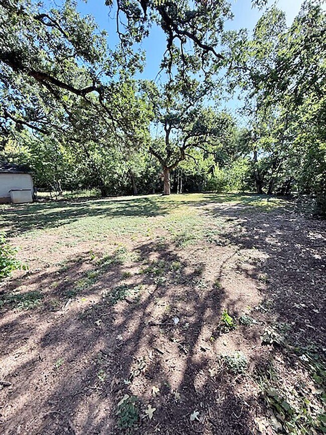 Building Photo - NIce 2 Bdrm 1 Bath Home near UNT and I-35E...