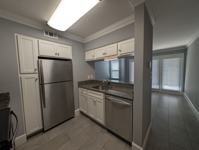 Building Photo - Pristine Condo located in Cedar Street Commons!