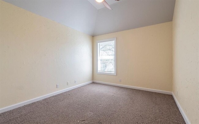 Building Photo - 2814 Bluejay Dr