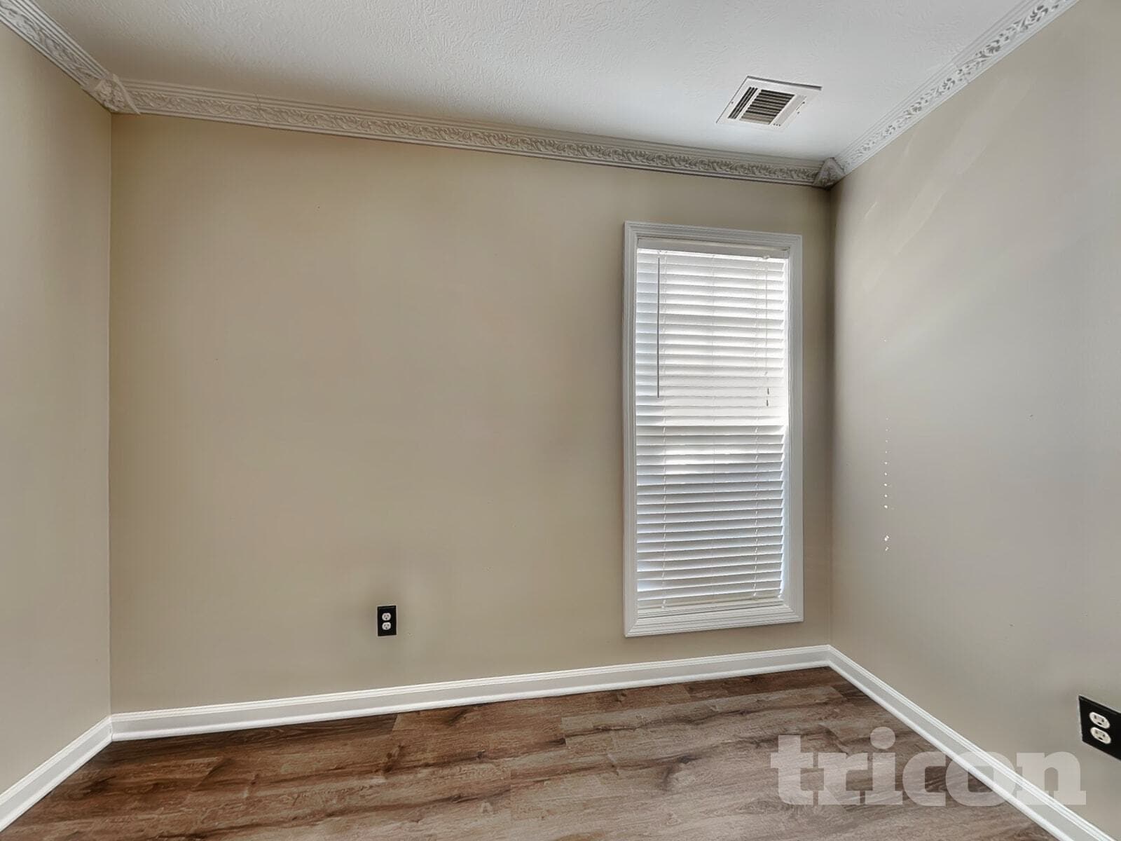 Building Photo - 2002 Dundee Way