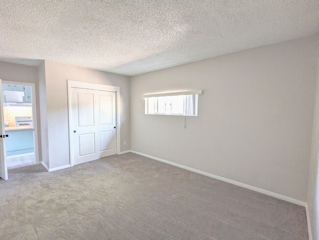 Building Photo - Beautifully renovated 3 bedroom unit in La...