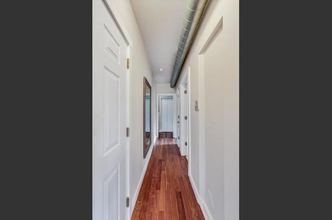 Building Photo - 1257 W Roscoe St