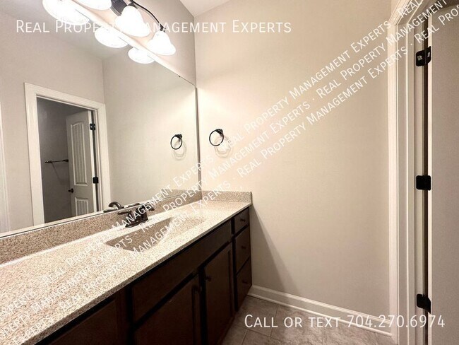 Building Photo - Spacious 5BR/3.5BA Home in Mooresville!