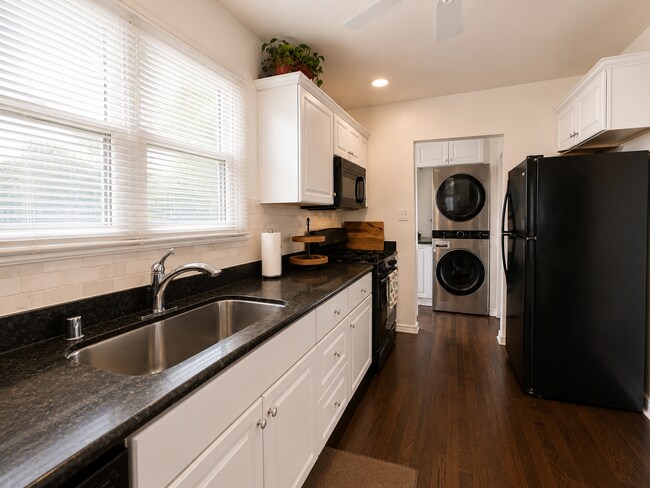 Building Photo - Beautiful Home with Solar, Central A/C, Private Yard & Garage