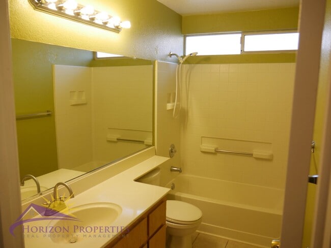 Building Photo - Open 3 Bed 2.5 Bath 1,959 Sq. Ft. Antelope Home