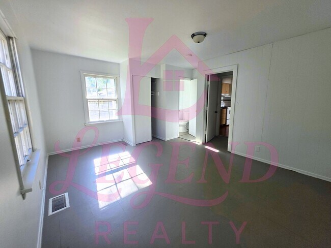 Building Photo - Charming 3-Bedroom 1.5 Bathroom Home in Ha...