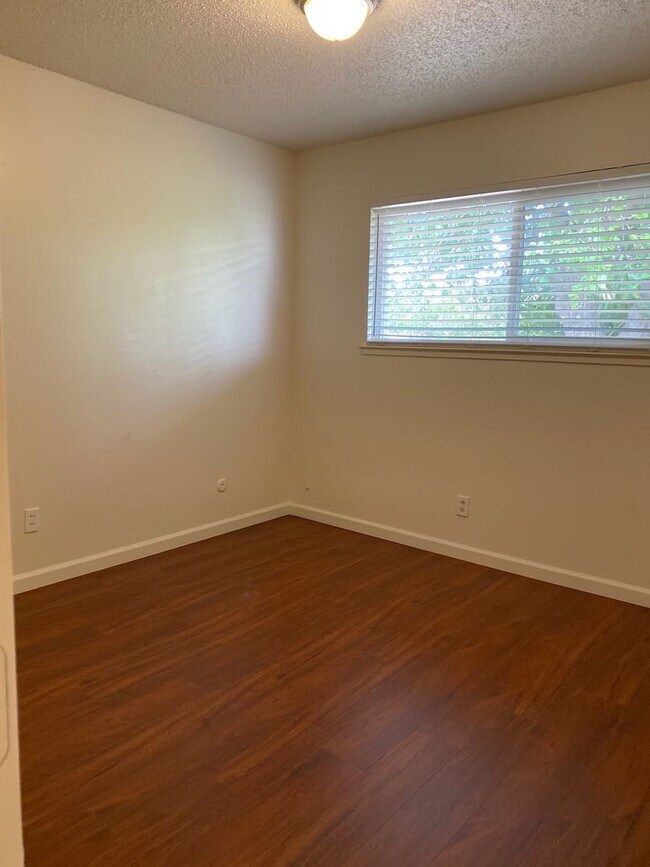 Building Photo - Duplex - 2 Bedrooms, 1 Bath.