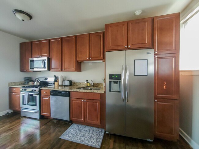 Building Photo - 5069 N Wolcott Ave