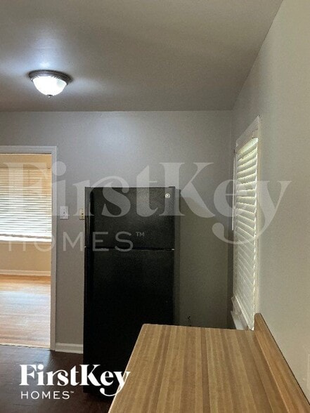 Building Photo - 1458 S White Station Rd