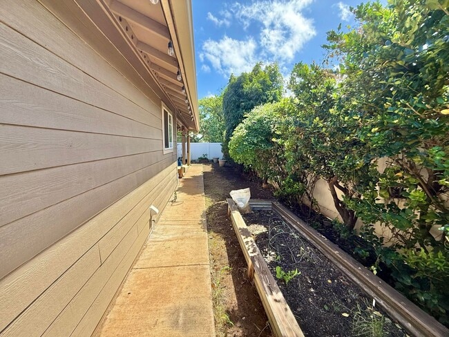 Building Photo - 3 Bedroom / 2 Bathroom Home in Waikapu Gardens!