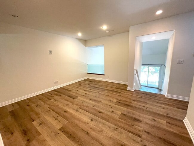 Building Photo - Updated 2 bedroom townhome in Manhattan Vi...