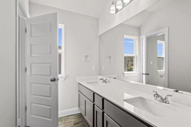 Building Photo - 125 Riverhill Dr