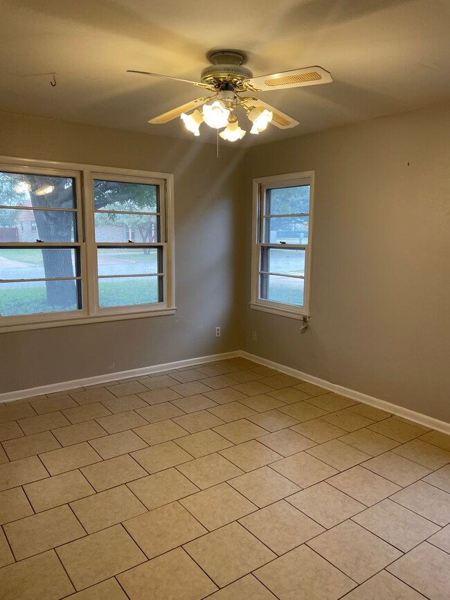 Building Photo - 3 bed, 2 living, 2 bath, 2 car garage