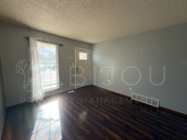 Building Photo - Spacious Split Level