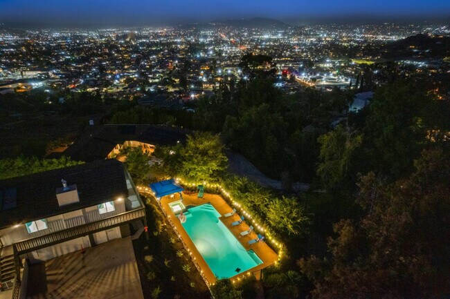 Building Photo - 5048 Bluff Pl