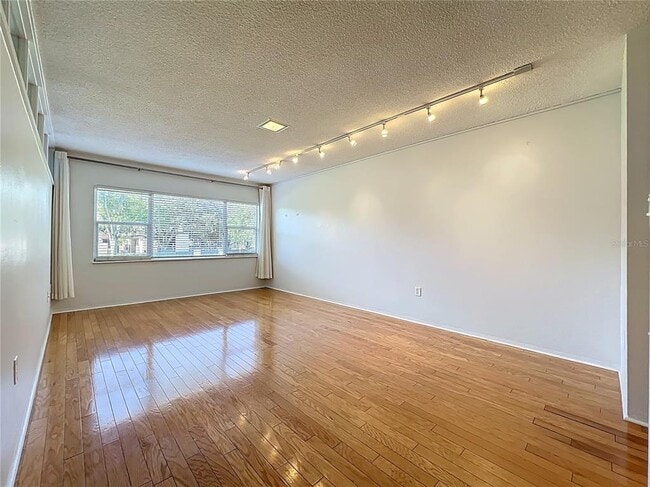 Building Photo - 640 N Park Ave
