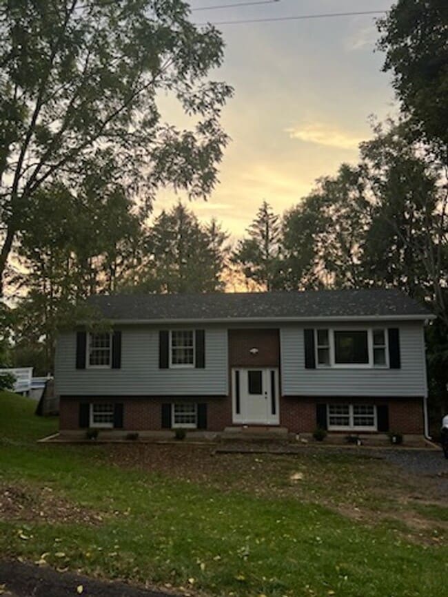 Building Photo - Charming Remodeled Single Home in Lemont, PA