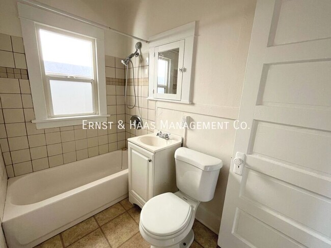 Building Photo - Wonderful Studio Apartment Near Downtown L...