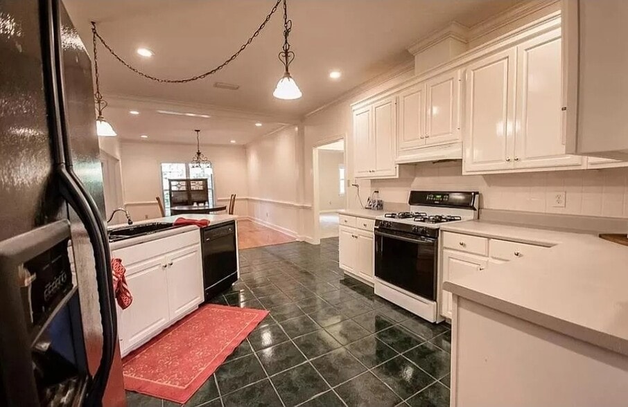 Building Photo - 2 Lauries Pt