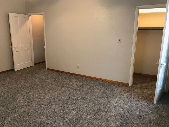 Building Photo - 117 W Elm St