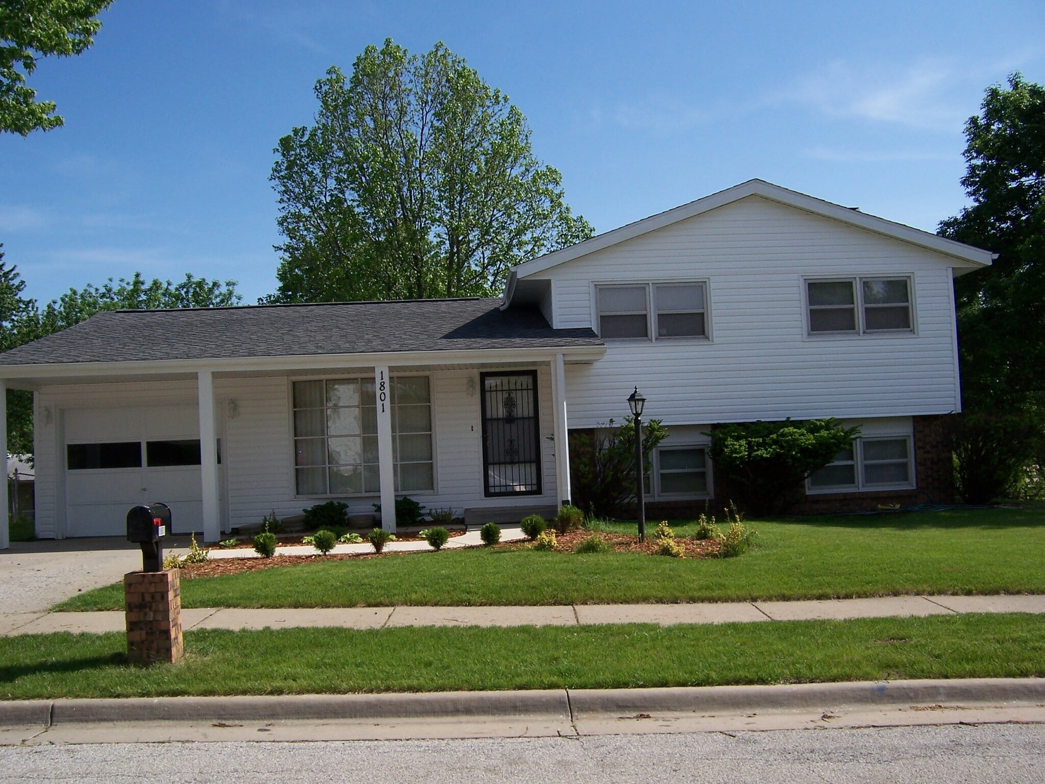 Building Photo - 1801 Johnson Dr
