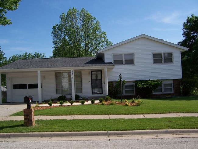 Building Photo - 1801 Johnson Dr